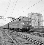 151564 Afbeelding van de electrische locomotief nr. 1316 (serie 1300) van de N.S. op het emplacement te Amsterdam.